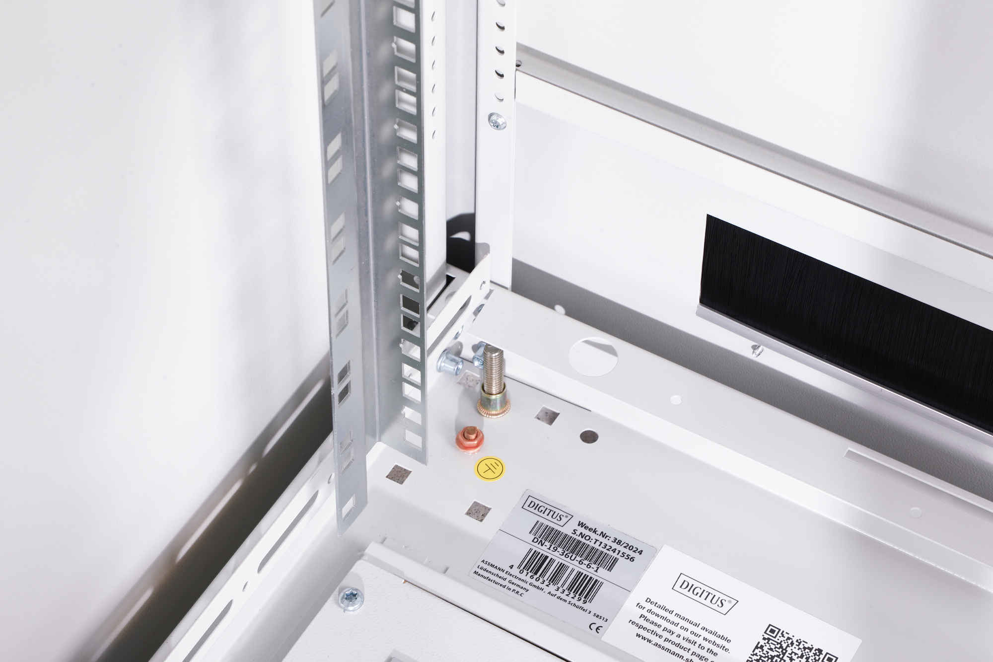 DIGITUS Netzwerkschrank Unique Serie - 600x600 mm (BxT), Ansicht 2