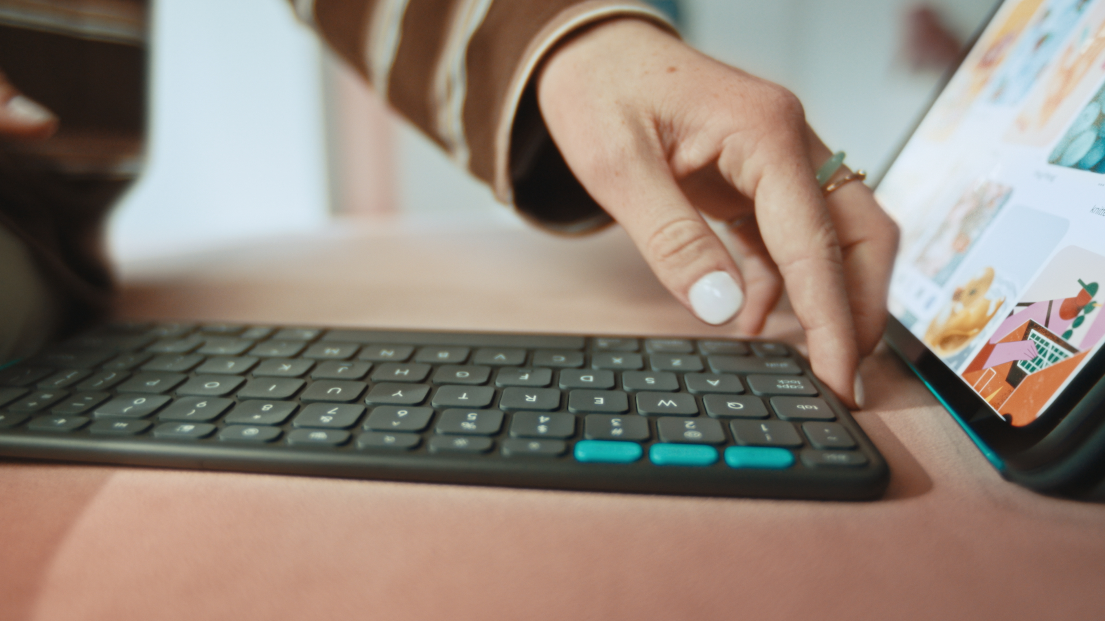 Logitech Flip Folio - Tastatur und Foliohülle - full size - kabellos - Bluetooth 5.1 LE - Graphite - TL: Deutsch, QWERTZ, Ansicht 2